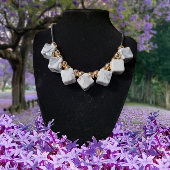 Accessories - Elegant Marble and Gold Women's Necklace